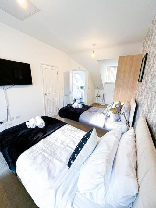 Contractors, Families, Tourists & Groups Welcome Sleeps Upto 9, Garden, Pet Allowed, Parking Included! Бирмингам Екстериор снимка