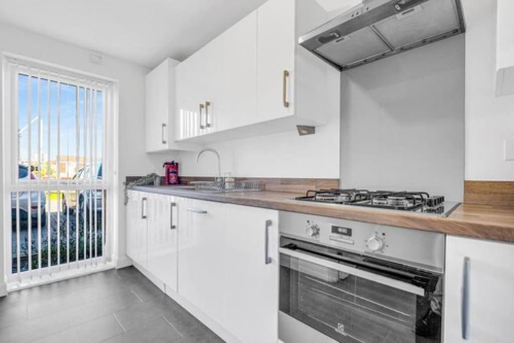 Contractors, Families, Tourists & Groups Welcome Sleeps Upto 9, Garden, Pet Allowed, Parking Included! Бирмингам Екстериор снимка