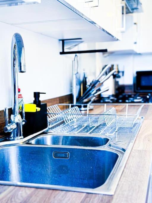 Contractors, Families, Tourists & Groups Welcome Sleeps Upto 9, Garden, Pet Allowed, Parking Included! Бирмингам Екстериор снимка
