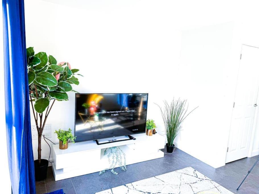 Contractors, Families, Tourists & Groups Welcome Sleeps Upto 9, Garden, Pet Allowed, Parking Included! Бирмингам Екстериор снимка