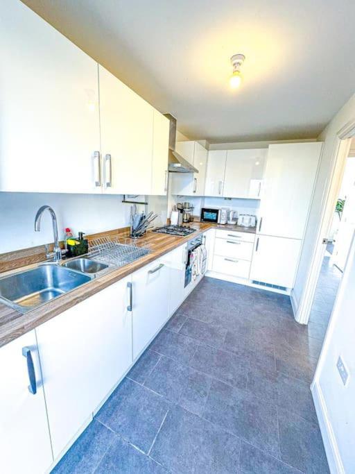 Contractors, Families, Tourists & Groups Welcome Sleeps Upto 9, Garden, Pet Allowed, Parking Included! Бирмингам Екстериор снимка