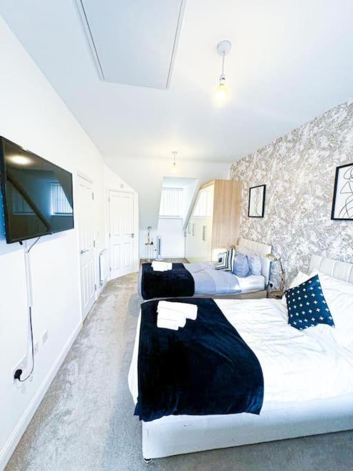 Contractors, Families, Tourists & Groups Welcome Sleeps Upto 9, Garden, Pet Allowed, Parking Included! Бирмингам Екстериор снимка