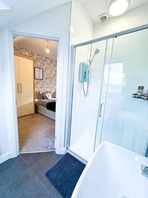 Contractors, Families, Tourists & Groups Welcome Sleeps Upto 9, Garden, Pet Allowed, Parking Included! Бирмингам Екстериор снимка