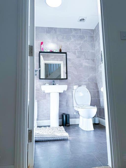 Contractors, Families, Tourists & Groups Welcome Sleeps Upto 9, Garden, Pet Allowed, Parking Included! Бирмингам Екстериор снимка